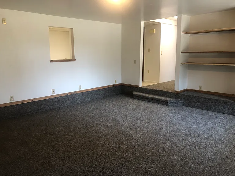 155 NW North St — Photo 3