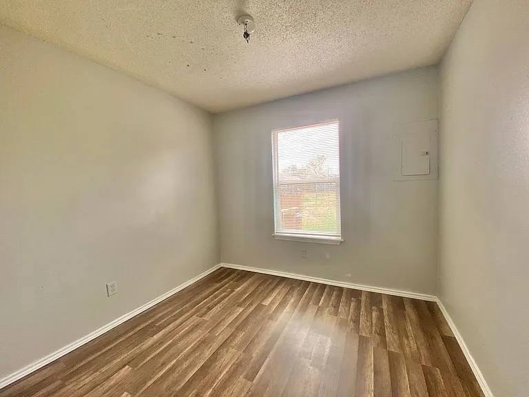2913 Bates St — Photo 5