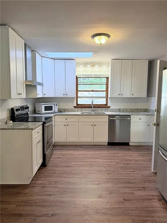 3 bed, 2.0 bath, 1630 sqft, $2,900 — Photo 2