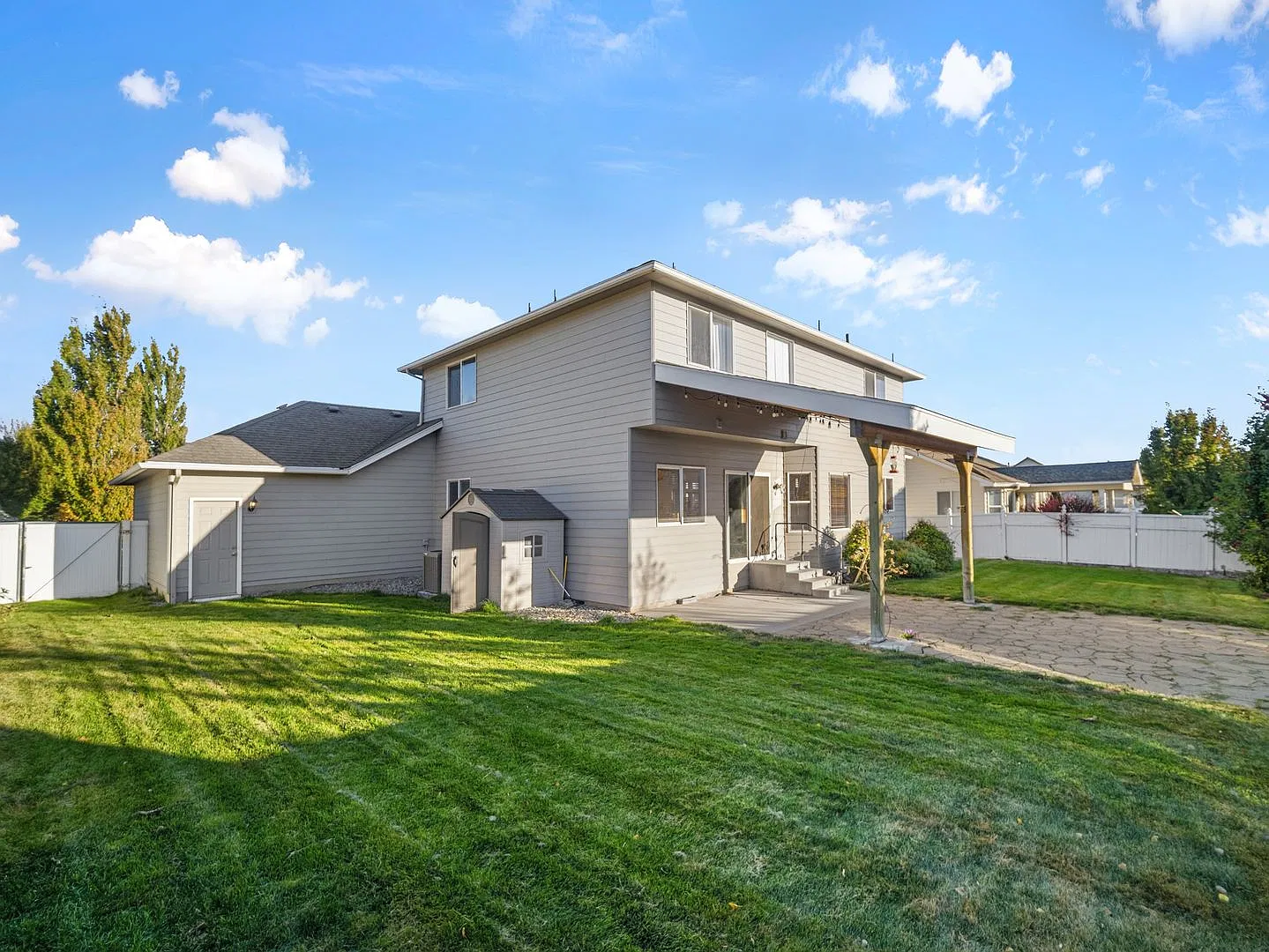 Spacious Family Home with 4 Bedrooms and 3 Bathrooms — Photo 2