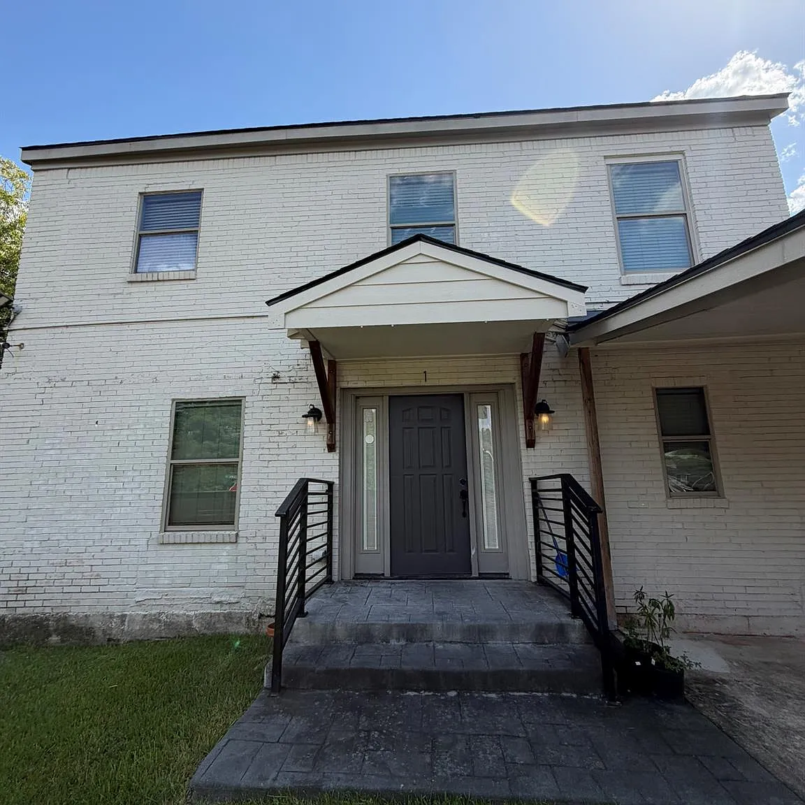 3 bed, 1.0 bath, 800 sqft, $1,399 — Photo 1