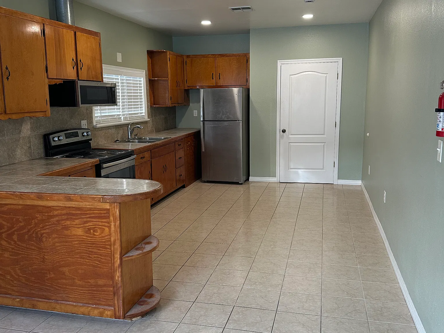 1 bed, 700 sqft, $1,300 — Photo 4