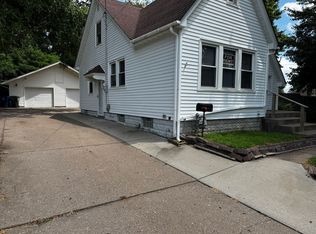 417 Waverly Rd, Davenport, IA 52804