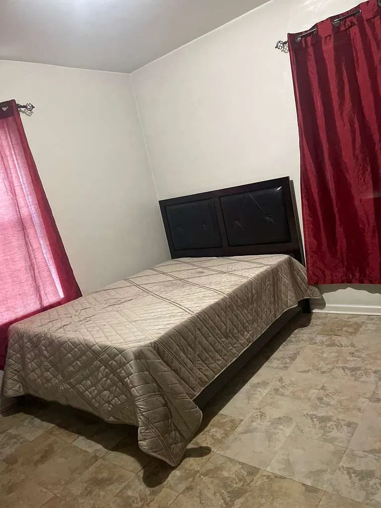 3 bed, $1,200 — Photo 1