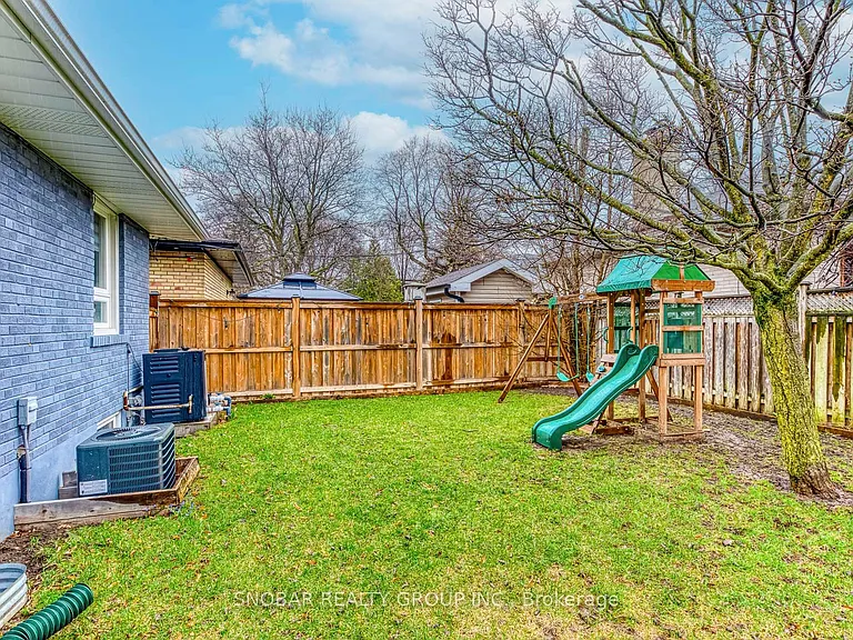 52 Decarie Cir — Photo 29