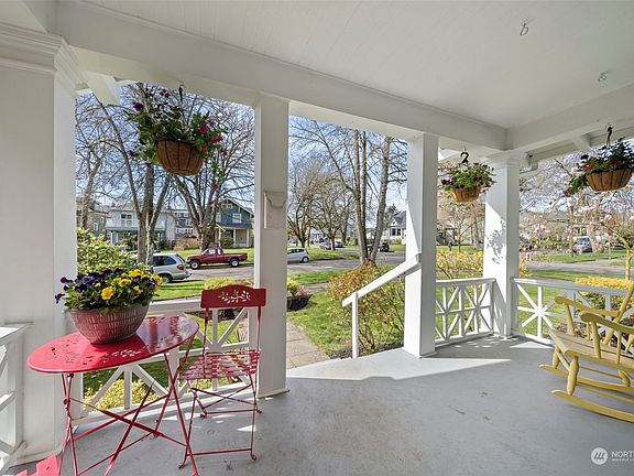 3rd image of 521 N Ainsworth Avenue