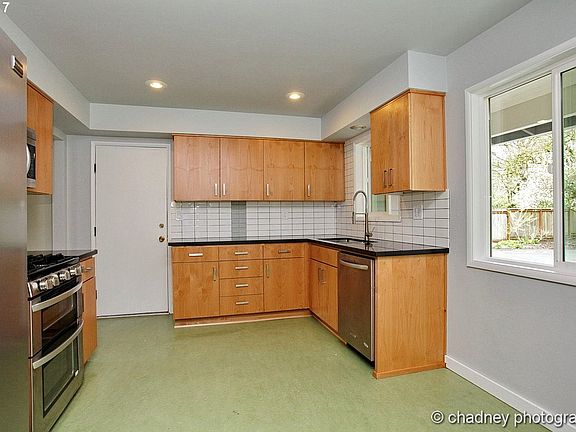3rd image of 16659 SE Hampshire Ln