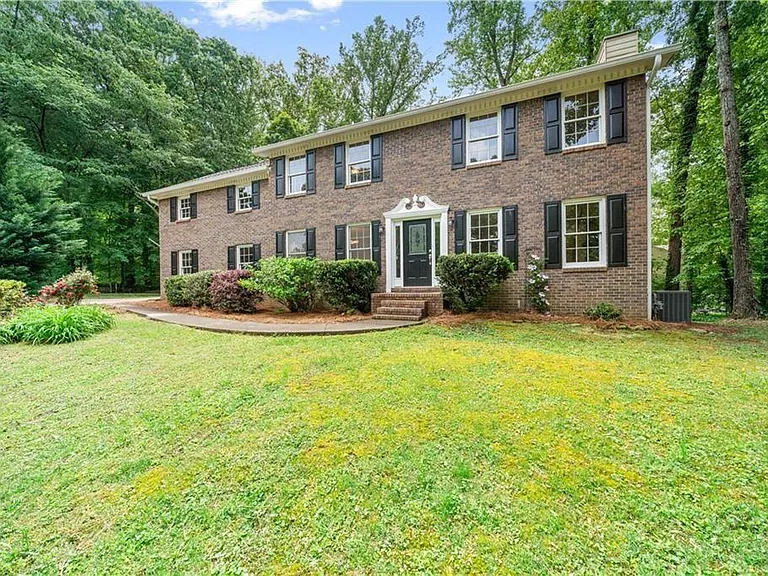 4752 Forest Glen Ct NE — Photo 2