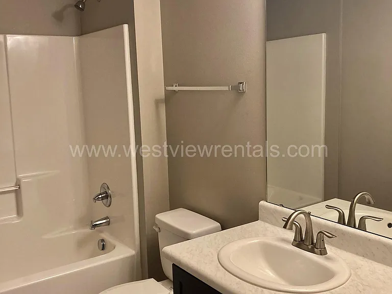 203 E Laurel St — Photo 36