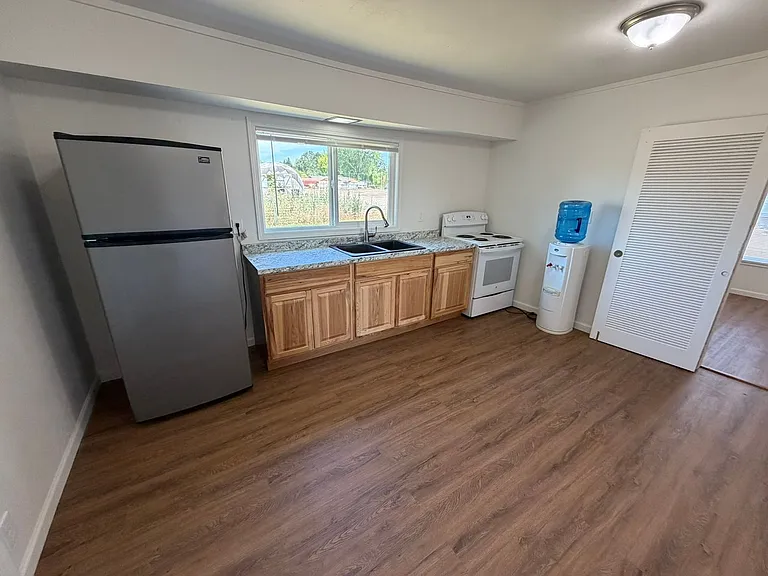 3435 Kathryn Ave NE — Photo 2