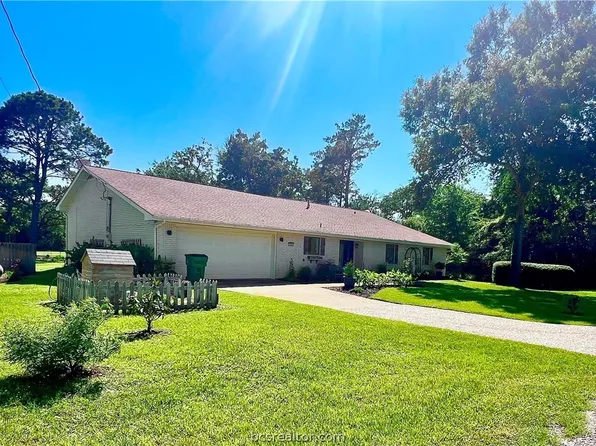 256 Golfview Dr, Hilltop Lakes, TX 77871