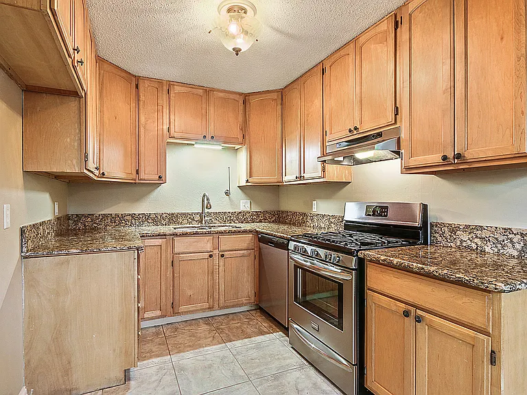 1915 S Jahncke Ave — Photo 4