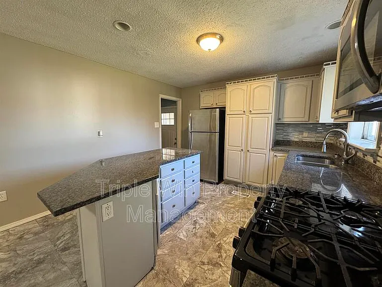 513 Coachway Ln — Photo 15