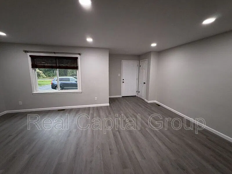3 bed, 2.0 bath, 1951 sqft, $2,995 — Photo 2