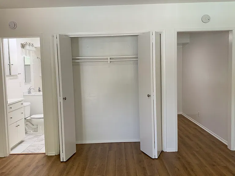 Crestwood Apartments — Photo 19