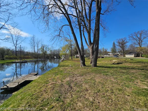 4120 Navarra Ct, White Lake, MI 48383