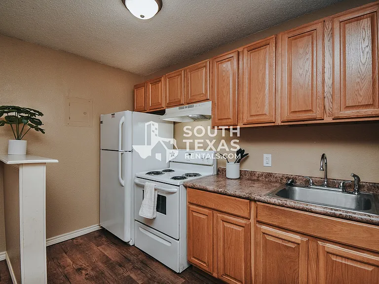 1811 Lawndale Ave #6 — Photo 3