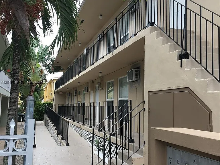 960 Biarritz Dr #2 — Photo 2