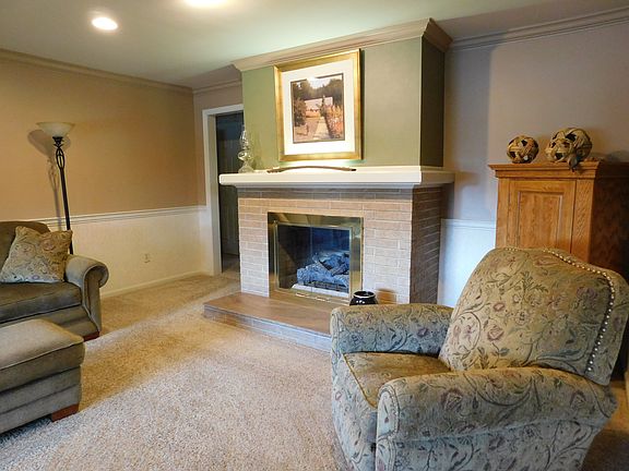 Living room 19'5" x 14'11"