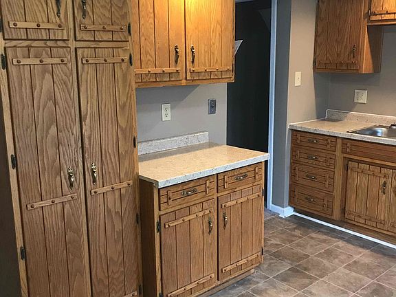 5th image of 4012 Mistletoe Dr