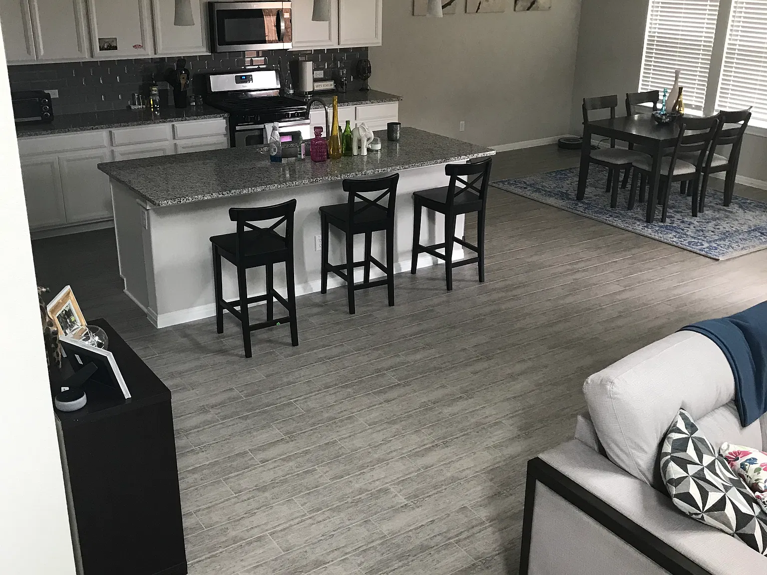 3 bed, 2.5 bath, 2300 sqft, $2,400 — Photo 3