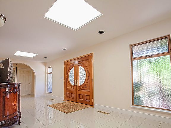 5th image of 10 Sugar Hill Dr