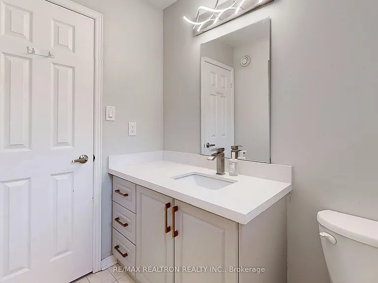 8 Estoril St #UPPER — Photo 30