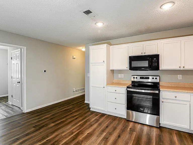 514 NW Woodbury Dr — Photo 6