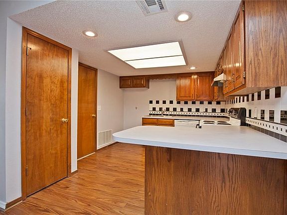 2nd image of 315 S 11th Pl