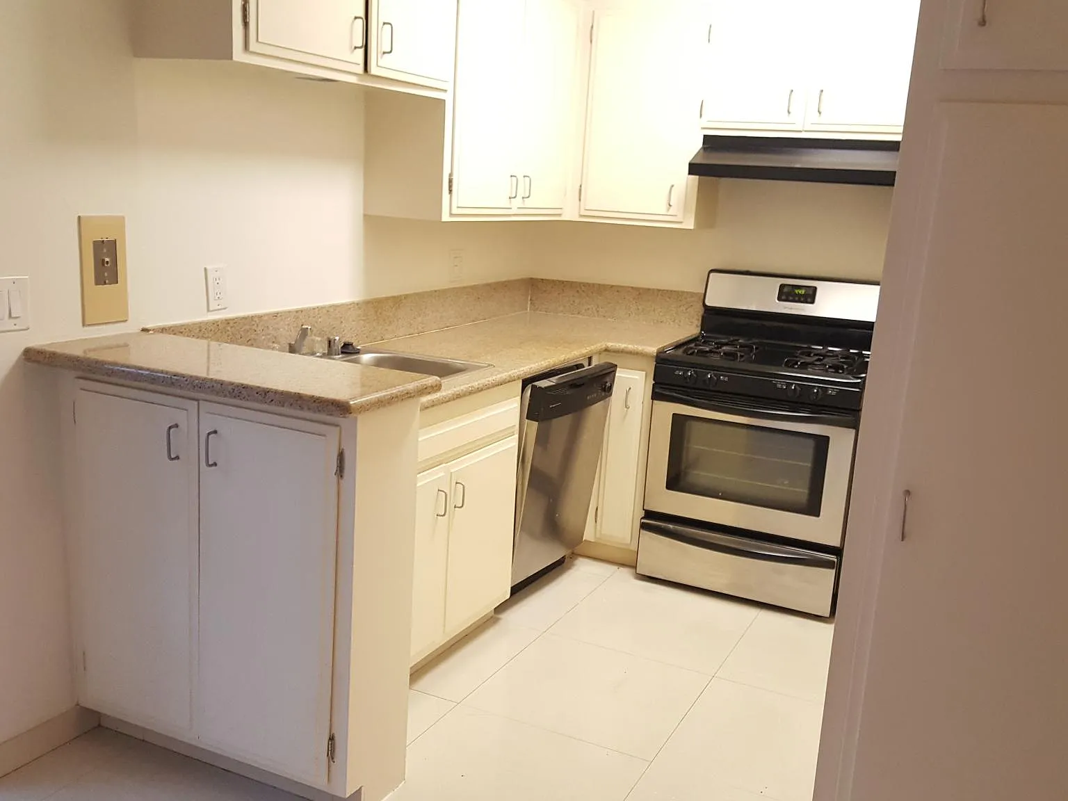 1 bed, 700 sqft, $2,050 — Photo 2