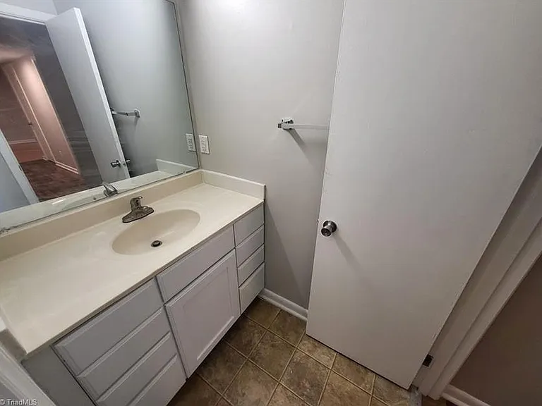 2827 N Ohenry Blvd #D — Photo 6