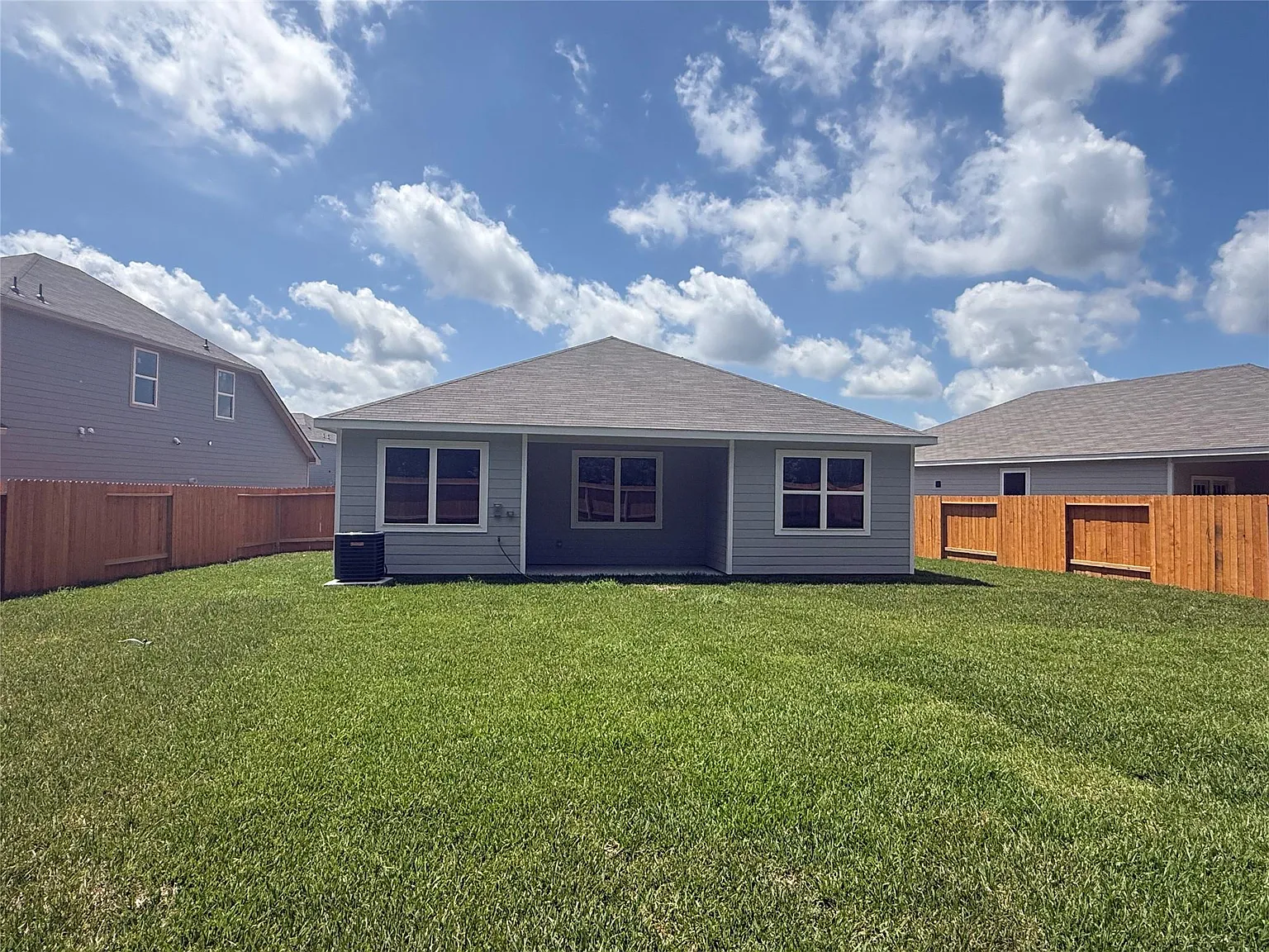 3 bed, 2.0 bath, 1316 sqft, $2,155 — Photo 2