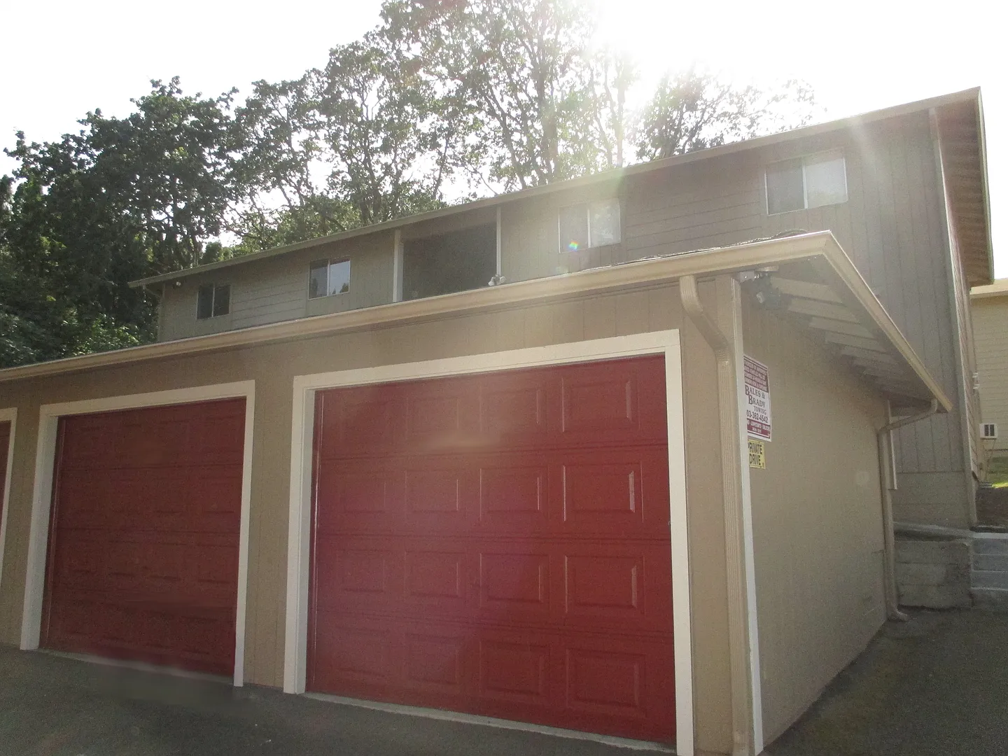 Downstairs Two Bedroom Apartment with Garage — Photo 1