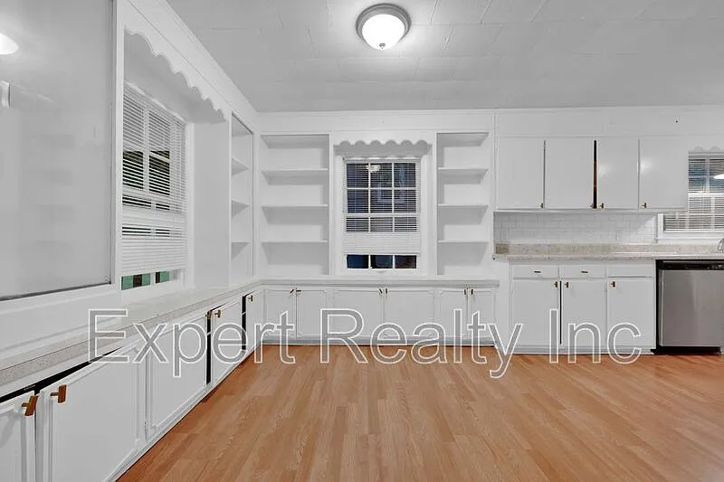 3 bed, 1.0 bath, 1060 sqft, $1,150 — Photo 3
