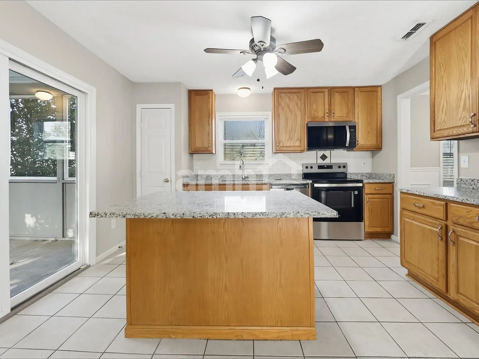 4 bed, 2.5 bath, 2022 sqft, $2,320 — Photo 4