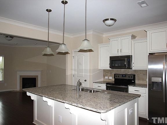 4th image of 442 Excalibur Dr