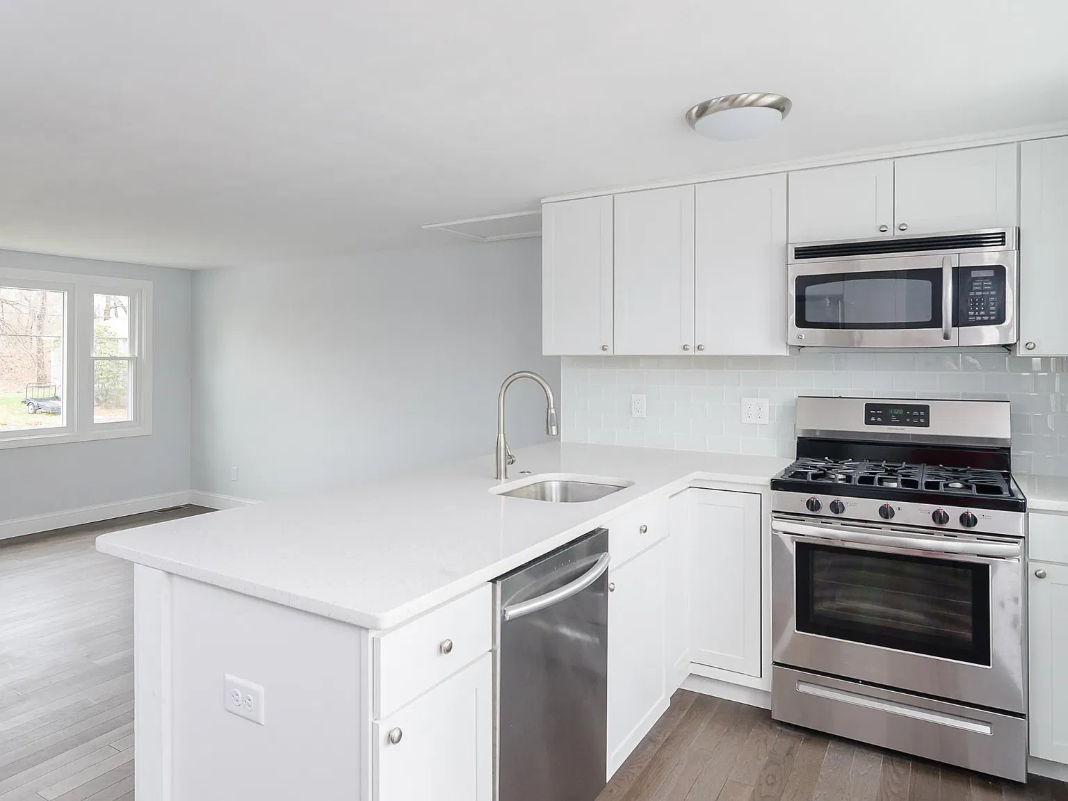 2 bed, 750 sqft, $2,790 — Photo 2