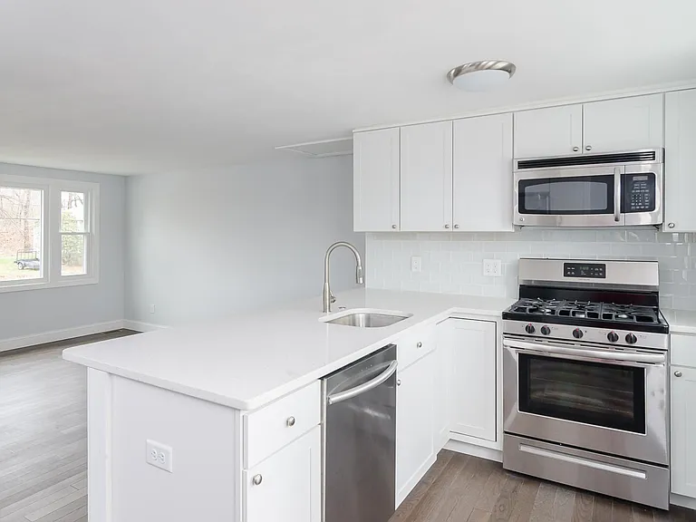 67 Rhodes Cir — Photo 2