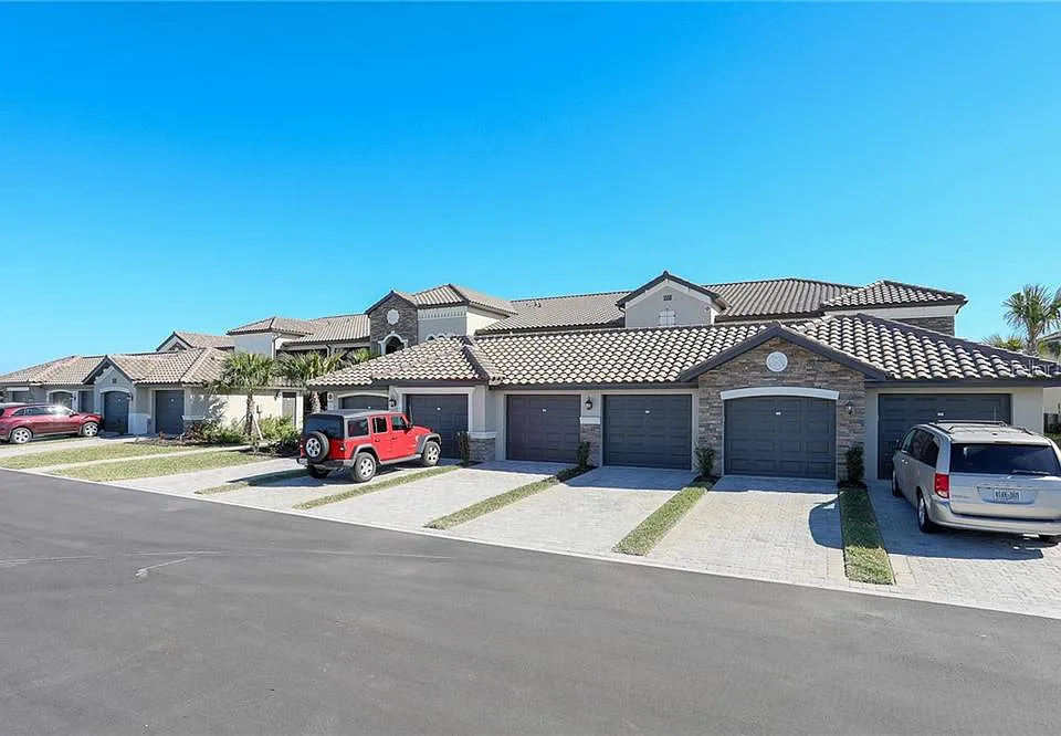 5558 Palmer Cir #106
