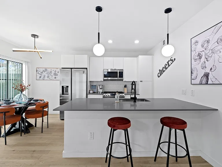 400 E 30th St #205 — Photo 5