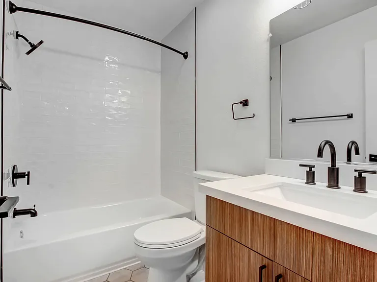 930 N Martel — Photo 14