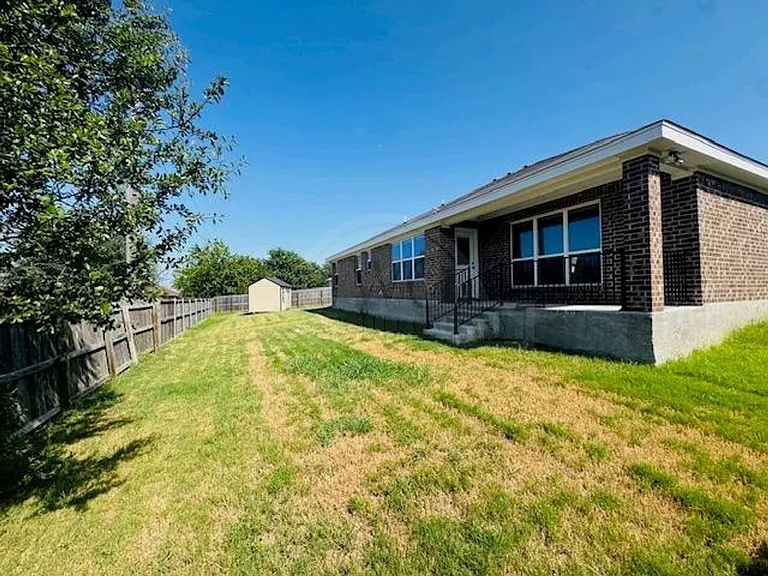 907 Holliday Dr — Photo 29