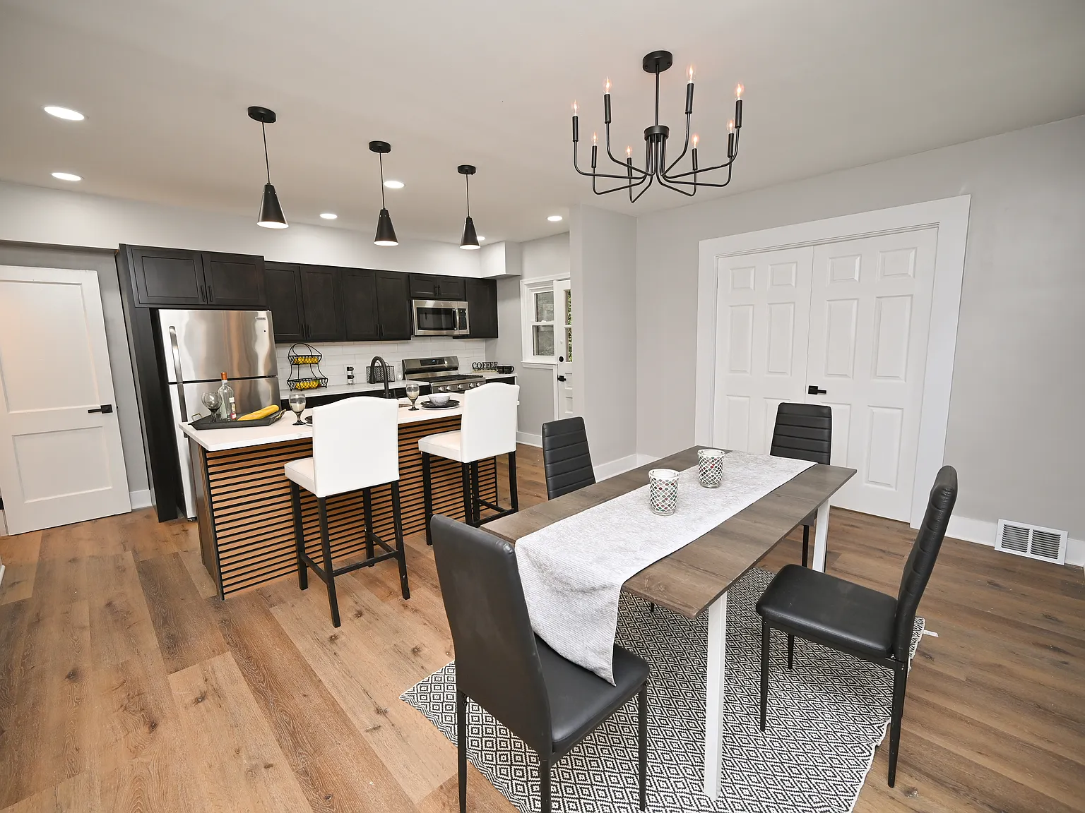 5 bed, 2268 sqft, $2,650 — Photo 2
