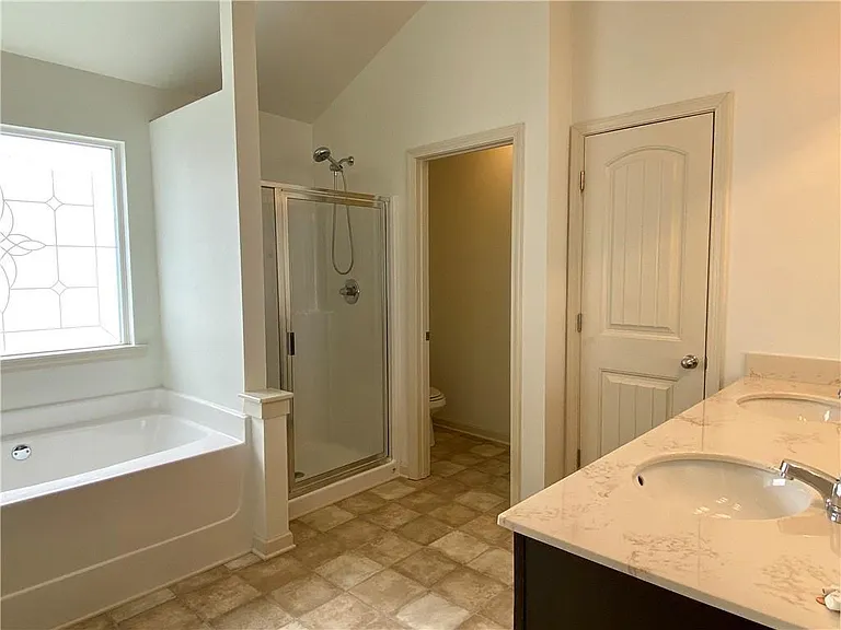 611 Stonehurst Ln — Photo 10