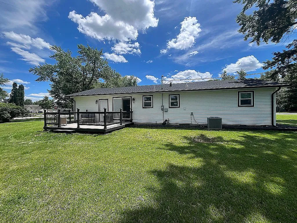 3 bed, 1008 sqft, $2,000 — Photo 2