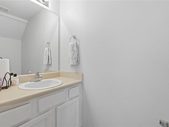 3rd image of 17 Middlebrook Dr