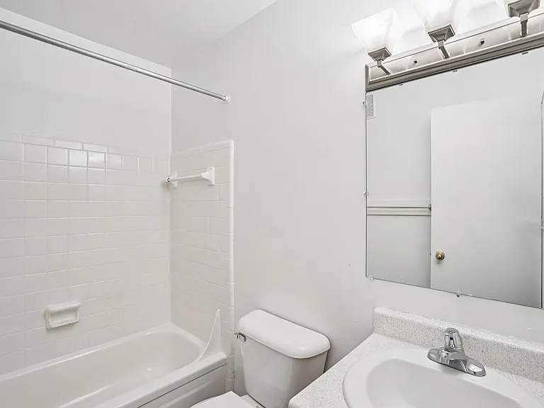 Outer Drive Manor Apartments — Photo 36