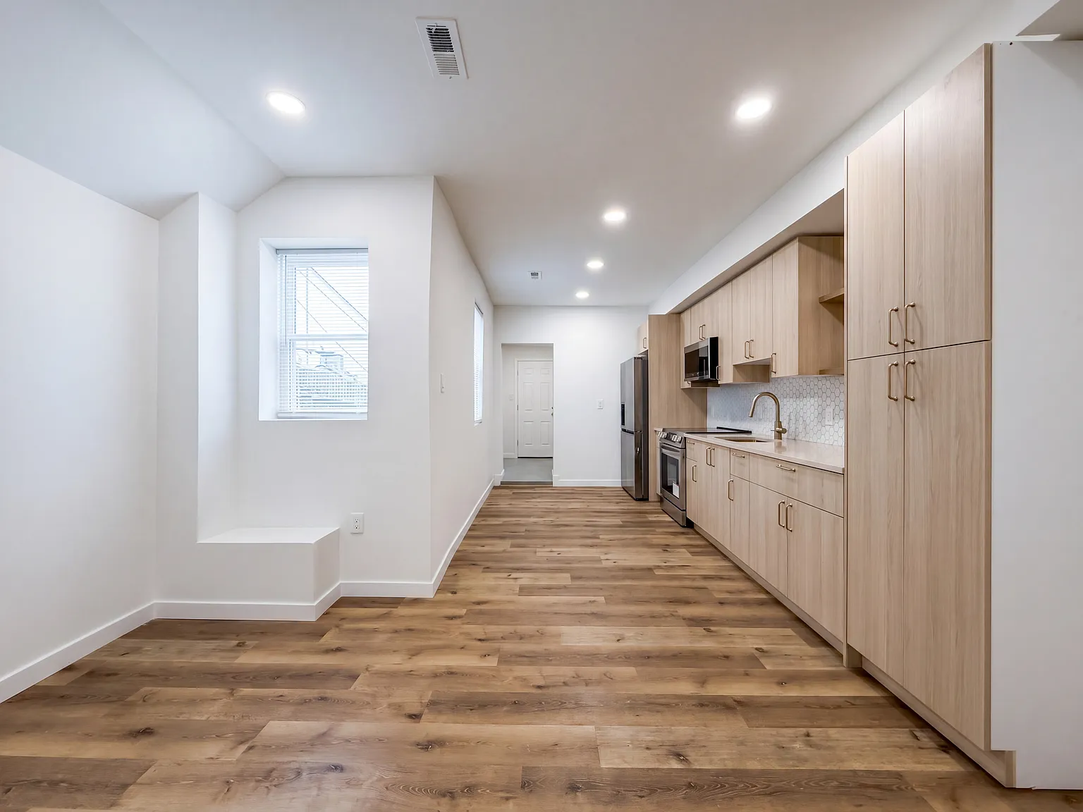 4 bed, 1638 sqft, $3,300 — Photo 3