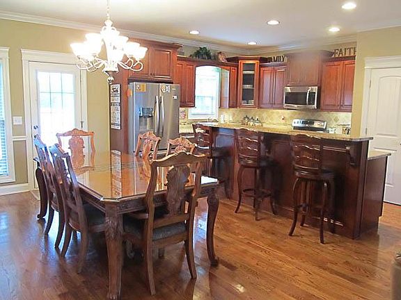 5th image of 209 Montcalm Ln