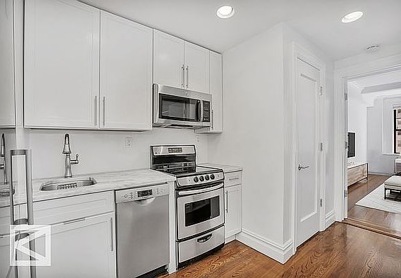 3rd image of 23 W 73rd St #805A